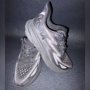 Hoka One One Clifton 9 shoes women size 9.5B